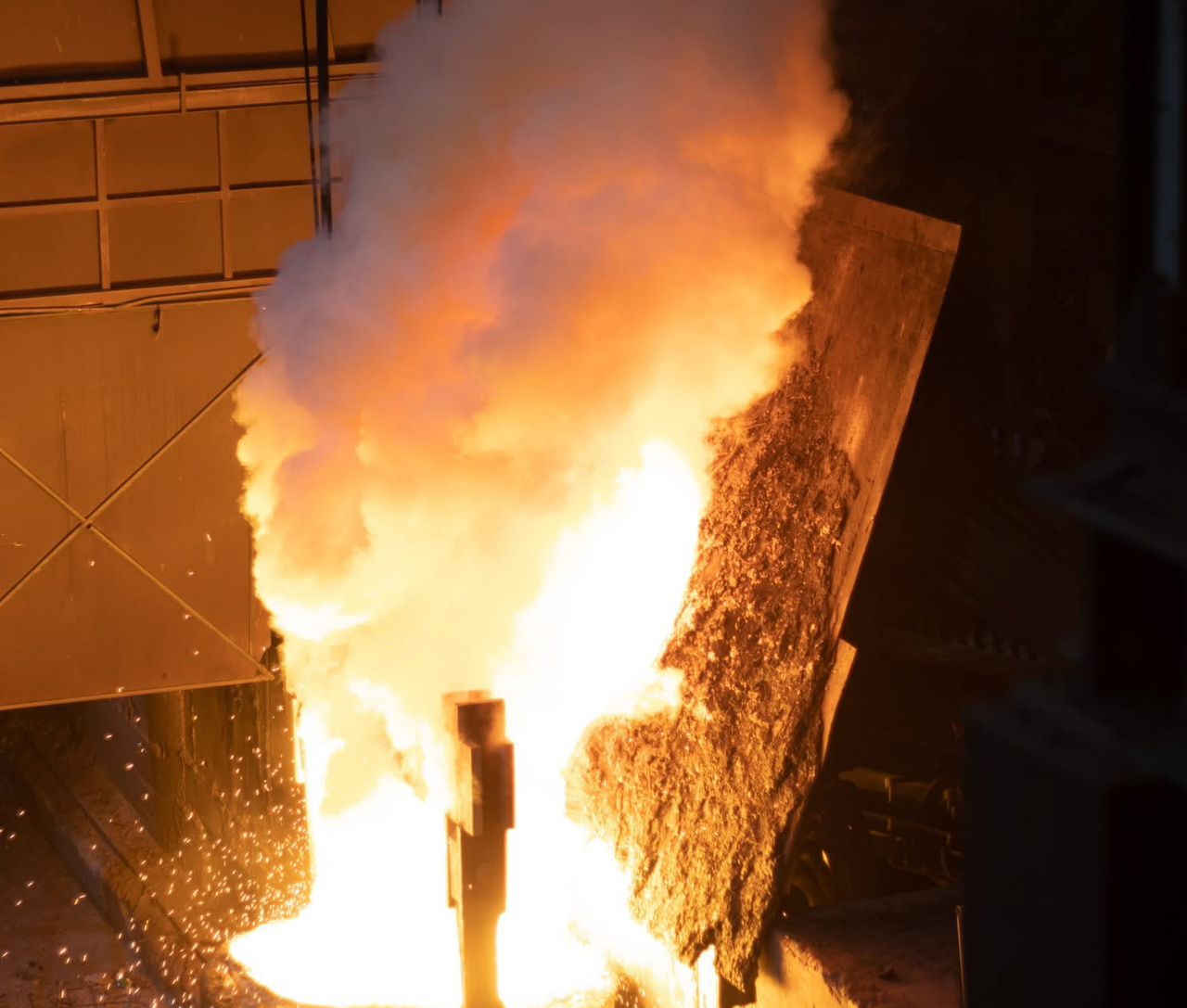 صب معدن منصهر